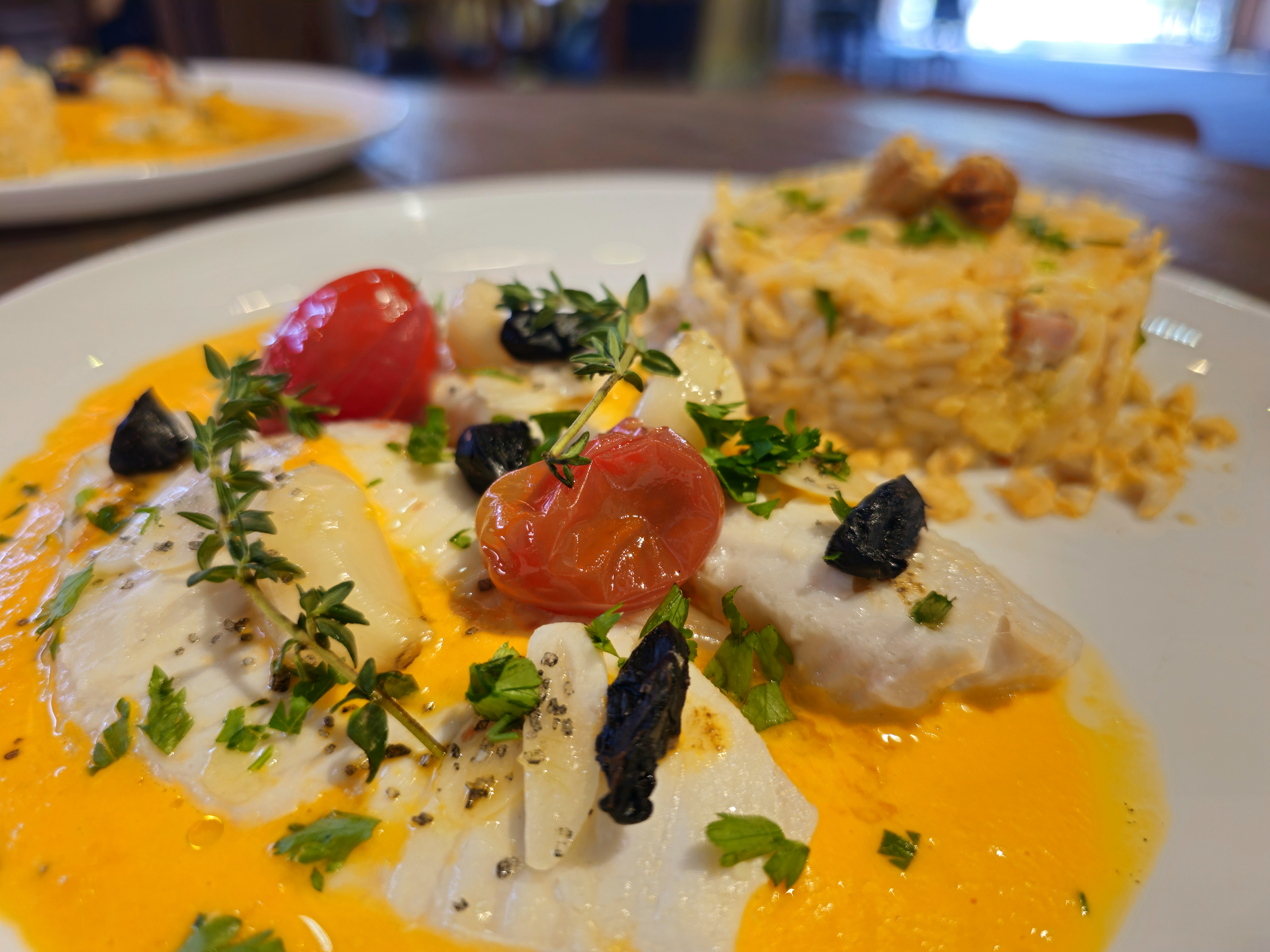 Peixe em manteiga de tomates preparado pelo Cibi Sana
