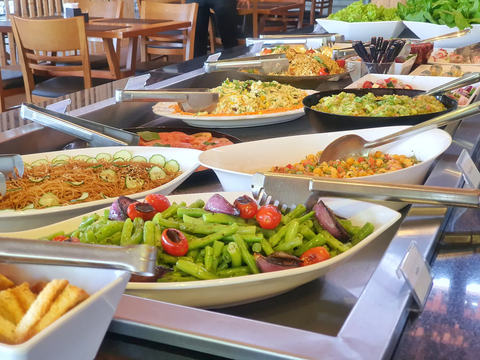 Buffet variado e colorido do Cibi Sana